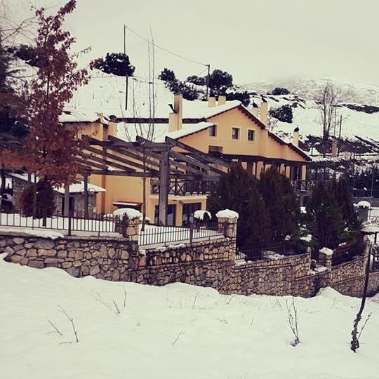 Guesthouse Mouses Kalavryta Eksteriør billede